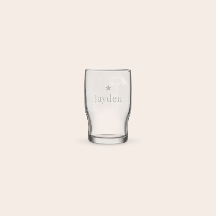 A personalised water glass engraved with the name Jayden and a star design